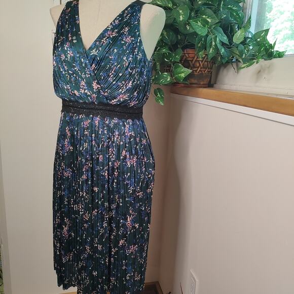 Banana Republic Pleated Layered Midi Dress Size 8 - Picture 5 of 13